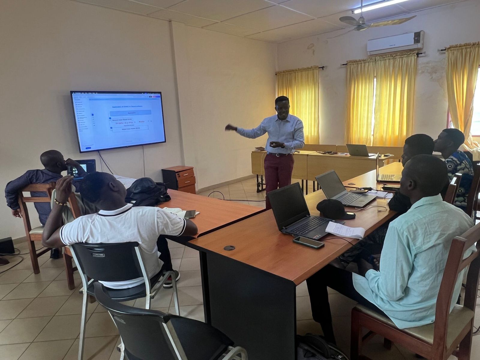 Dr Frejus Ariel Kpedetin Sodedji conducting a mentorship session in Benin