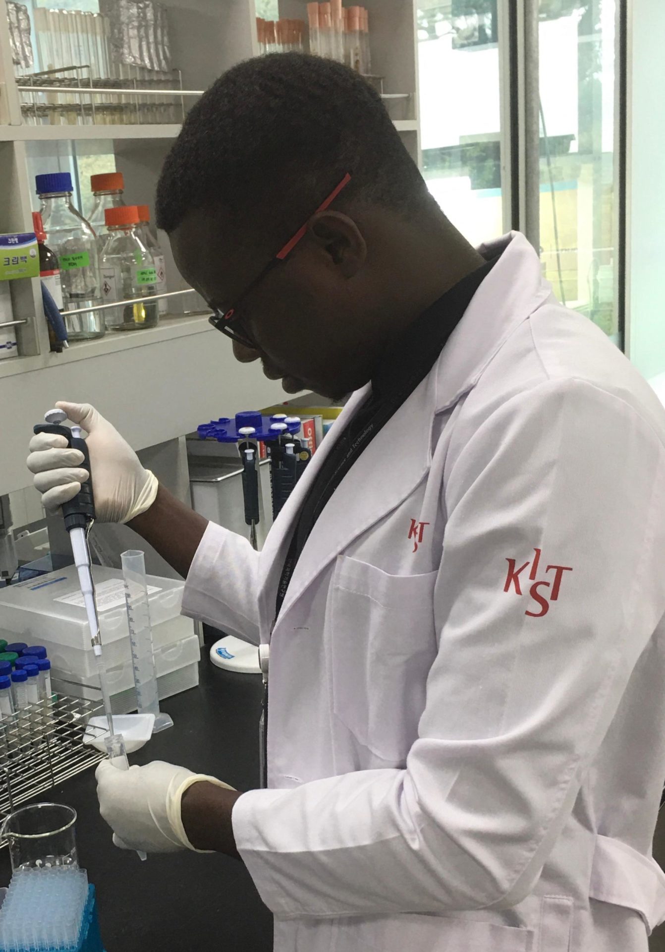 Dr Frejus Ariel Kpedetin Sodedji conducting research at Korea Institute of Science and Technology (KIST)